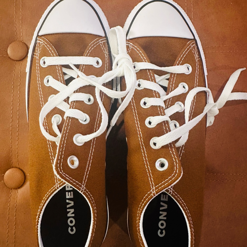 NEVER WORN/NEW Converse, size 9, brown, platform low-top
